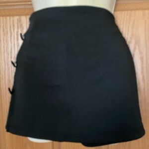 Chaolilai black stretch skort. Skirt in front, shorts in back. Sz. Large.